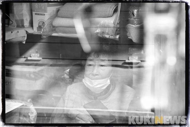실향민 1세대 안순모 할머니가 자신의 가게 창밖을 물끄러미 바라보고 있다.