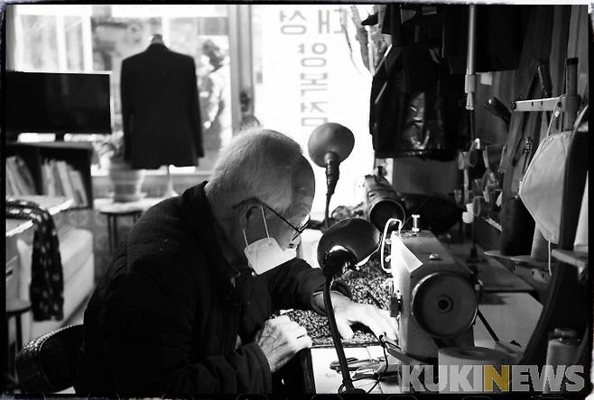 양복 장인 전경수 할아버지는 맞춤 양복을 하는 이가 없어 교동 옷 수선과 세탁 일로 영업을 이어가고 있다.