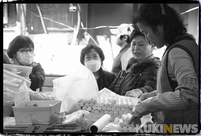 실향민 2세대가 운영하는 떡집. 며느리 이연옥(60) 씨가 관광객에게 교동 쌀에 대해 설명하고 있다. 교동도는 고려시대부터 간척이 이뤄졌으나 6.25 전쟁 이후 삶의 터전을 잃은 실향민들과 전역한 상이군인들이 힘을 합해 교동도 인근의 3개 섬을 연결하는 대규모 간척사업을 진행했다. 교동도의 쌀은 우수한 품질로 전국에서 인정받고 있다. 마을 주민은 해가 바뀌면 교동의 햅쌀은 구하기 어렵다고 귀뜸한다.