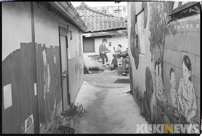 시장 골목 담벼락 곳곳에 벽화가 그려져 있다.