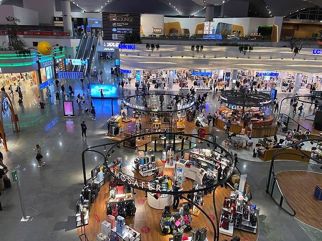 이스탄불공항 국제선 면세점.  새벽 1시경임에도 이용객이 매우 많다.