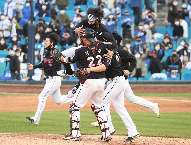 31일 오후 대구 삼성라이온즈파크에서 열린 프로야구 2021 신한은행 쏠(SOL) KBO 정규시즌 1위 결정전 kt wiz와 삼성 라이온즈의 경기에서 kt가 1-0으로 승리하며 정규시즌 우승을 확정 짓고 나서 kt 선수들이 기뻐하고 있다. 연합뉴스