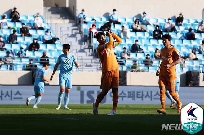 [서울=뉴시스]제주 주민규가 득점 후 세리머니를 하고 있다. (사진=프로축구연맹 제공)