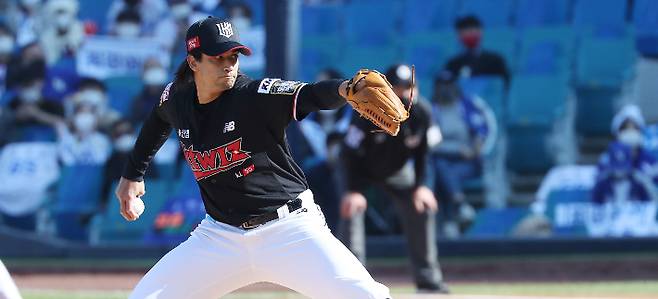 31일 오후 대구 삼성라이온즈파크에서 열린 프로야구 2021 신한은행 쏠(SOL) KBO 정규시즌 1위 결정전 kt wiz와 삼성 라이온즈의 경기. kt 선발 투수 쿠에바스가 역투를 펼치고 있다. 연합뉴스