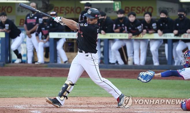 강백호 '1점이요' (대구=연합뉴스) 김현태 기자 = 31일 오후 대구 삼성라이온즈파크에서 열린 프로야구 2021 신한은행 쏠(SOL) KBO 정규시즌 1위 결정전 kt wiz와 삼성 라이온즈의 경기. 6회 초 2사 주자 1, 3루 상황에서 kt 강백호가 1타점 적시타를 치고 있다. 2021.10.31 mtkht@yna.co.kr