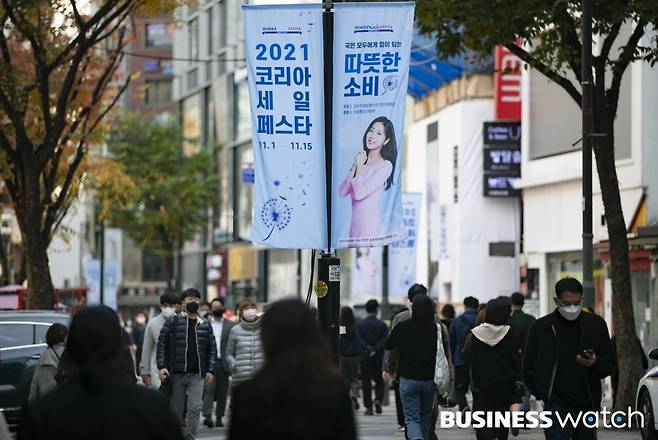 유통업계가 1일 '위드코로나' 정부기조에 맞춰 대규모 할인행사에 돌입하고 있다. 사진은 서울 명동거리 모습./사진=이명근 기자 qwe123@