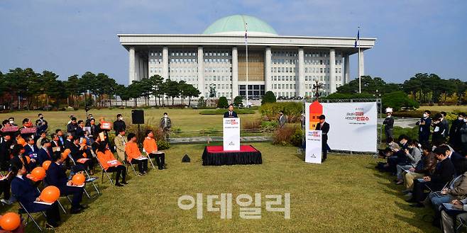 [이데일리 노진환 기자] 안철수 국민의당 대표가 1일 오전 국회 잔디광장에서 20대 대통령 선거 출마 선언을 하고 있다.