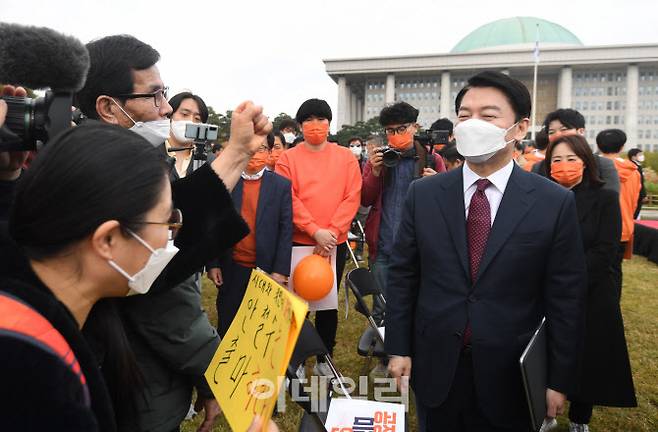 [이데일리 노진환 기자] 안철수 국민의당 대표가 1일 서울 여의도 국회 잔디광장 분수대 앞에서 제20대 대통령선거 출마 선언을 마친 뒤 지지자들과 인사를 나누고 있다.