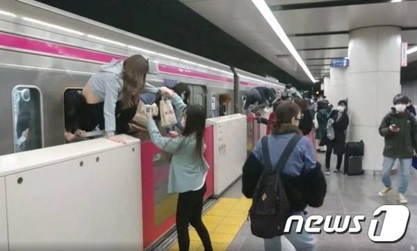 31일 오후 8시 일본 도쿄도 조후시를 운행 중이던 게이오선에서 한 남성이 칼을 휘두르는 사건이 발생했다. 승객들은 도망치던 도중 창문 통해 탈출했다.(트위터 갈무리)© 뉴스1
