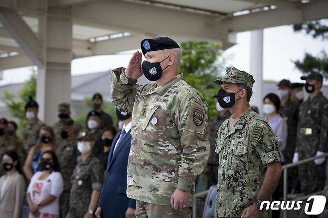 2일 오전 경기도 평택 캠프 험프리스 바커필드에서 열린 한미연합사령관 겸 주한미군 사령관 이·취임식에서 폴 라캐머라 신임 한미연합사령관 겸 주한미군사령이 경례하고 있다. 2021.7.2/뉴스1 © News1 사진공동취재단