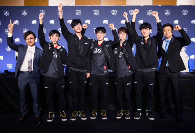 담원 기아에 도전하는 EDG 선수단.  제공 | LCK