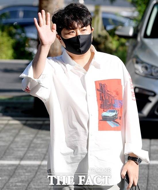 2022년 공연계는 군 대체복무 중인 김호중의 복귀와 함께 흥행 폭발력을 예고하고 있다. 사진은 지난해 김호중이 서울 서초구 서초구청 산하 복지시설 사회복무요원 첫 출근 당시. /더팩트 DB