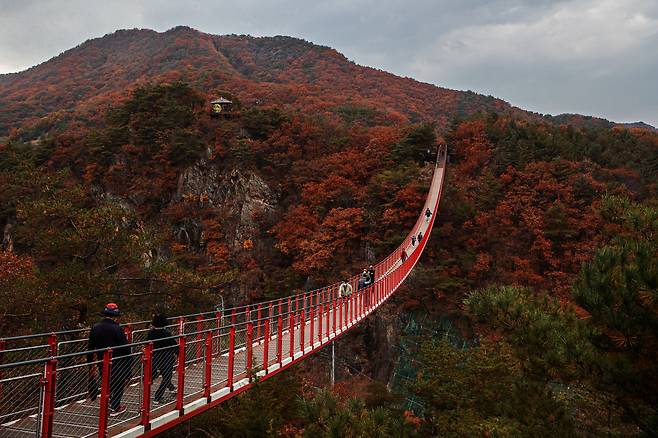 단계적 일상회복(위드 코로나) 시행 첫날인 1일 경기도 파주시 감악산에서 등산객들이 출렁다리를 건너며 깊어가는 가을을 만끽하고 있다. /연합뉴스