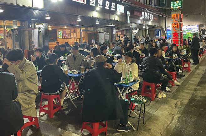 위드코로나(단계적 일상 회복) 시행 첫 날인 1일 밤 7시경 서울 을지로3가역의 한 술집이 손님들로 붐비는 모습이다./ 장련성 기자