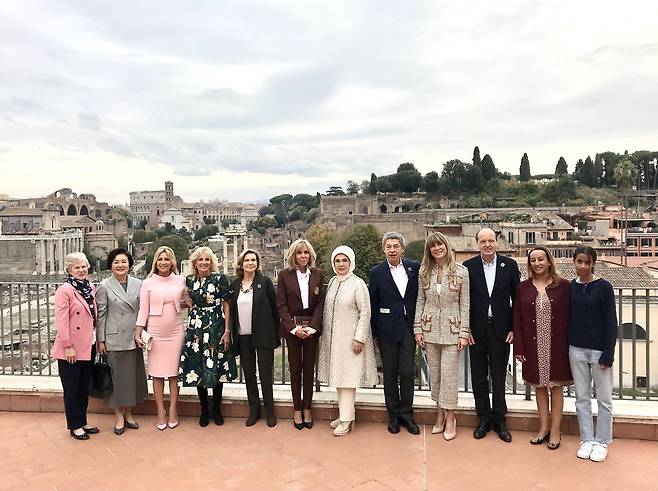 G20 정상회의 참석차 로마를 방문 중인 문재인 대통령 부인 김정숙 여사가 31일 오전(현지시간) 로마 카피톨리네 박물관에서 이탈리아 총리 부인 주최로 열린 조찬을 마친 뒤 기념촬영을 하고 있다. 왼쪽부터 호프 에클레즈 FSB 의장 부인, 김정숙 여사, 수잔네 티어 오스트리아 총리 동반자, 질 바이든 미국 대통령 부인, 마리아 세레넬라 카펠로 이탈리아 총리 부인, 브리지트 마크롱 프랑스 대통령 부인, 에미네 에르도안 터키 대통령 부인, 요하임 자우어 독일 총리 배우자, 베고냐 고메즈 스페인 총리 부인, 하이코 폰 데어 라이엔 EU 집행위원장 배우자, 키디스트 버헤인 WHO 사무총장 부인과 가족. /연합뉴스