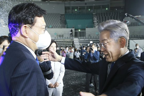 이재명 민주당 후보(오른쪽)는 민주당 경선에서 50.29%를 득표해 최종 승리했다. 이후 '무효표 논란'이 일었지만 송영길 대표(왼쪽)는 이낙연 전 대표 측 이의제기를 기각했다. 사진은 10월 10일 서울 올림픽 공원에서 열린 서울 경선에서 송 대표에 다가가는 이 후보. 연합뉴스