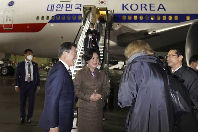 문재인 대통령과 김정숙 여사가 제26차 유엔기후변화협약 당사국총회(COP26)에 참석하기 위해  31일(현지시간) 영국 글래스고 국제공항에 도착, 영접나온 버틀러 외교부 대표, 김건 주영 한국대사와 인사하고 있다. 연합뉴스