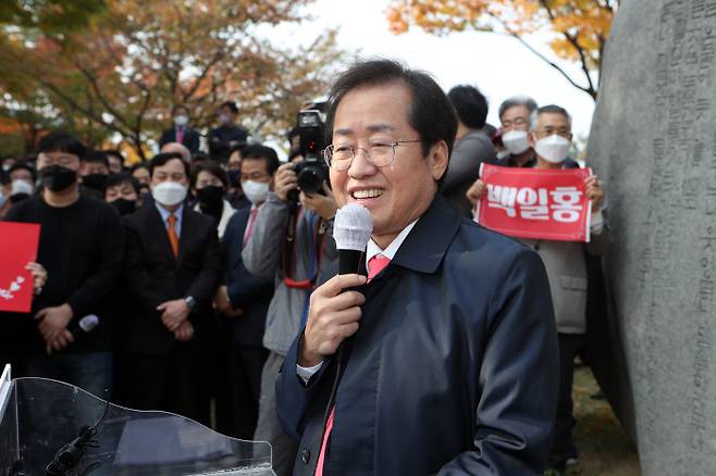 국민의힘 대권주자인 홍준표 의원이 1일 오후 대구 수성못 이상화 시비 앞에서 ‘대구·경북 국민께 드리는 특별 기자회견’을 하고 있다. 연합뉴스