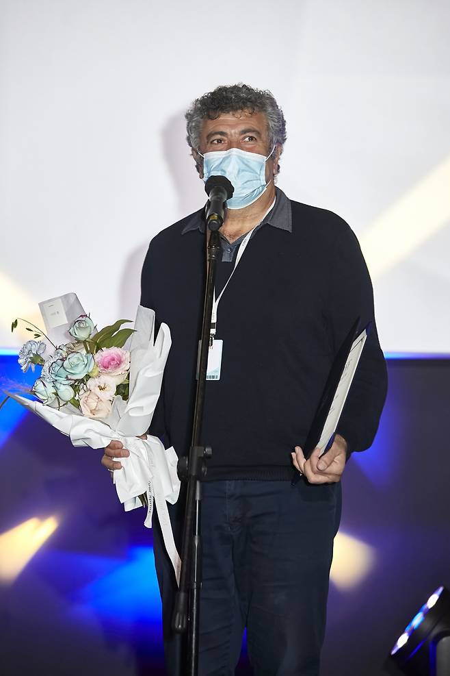 “Neighbours” director Mano Khalil speaks during the closing ceremony of the third Gangneung International Film Festival, Sunday at CGV Gangneung in Gangneung, Gangwon Province. (Gangneung International Film Festival)