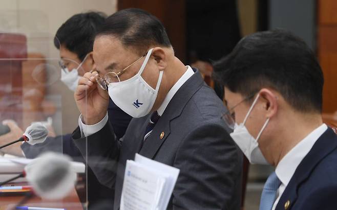 홍남기 경제부총리가 지난달 6일 서울 여의도 국회에서 열린 기획재정위원회의 기획재정부(조세정책) 국정감사에서 자료를 살펴보고 있다. / 사진제공=뉴시스