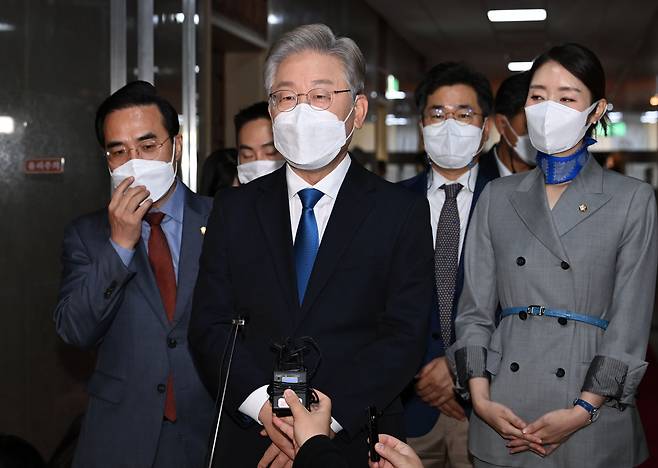 이재명 더불어민주당 대선후보가 1일 오전 서울 여의도 국회에서 박병석 국회의장 예방을 마치고 취재진 질문에 답하고 있다. [연합]