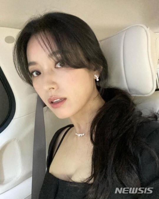 On the 1st, Han Hyo-joo posted a picture on his instagram account with the words Welcome Disney + to Korea!In the open photo, Han Hyo-joo is staring at the camera wearing a black costume, and Han Hyo-joo, who showed off his unexpected charisma, catches the attention of fans.On the other hand, Han Hyo-joo will appear on the TV original Happiness which will be released on the 5th.