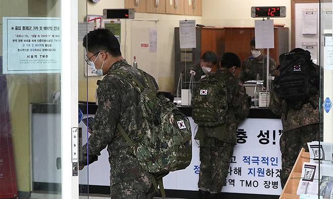 단계적 일상회복(위드 코로나)가 본격적으로 시행된 1일 서울역에서 군 장병들이 여행장병라운지(TMO)를 이용하고 있다. 뉴스1