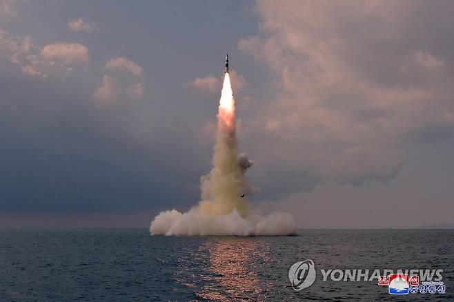 북한 잠수함발사탄도미사일(SLBM) (평양 조선중앙통신=연합뉴스) 북한이 지난달 19일 '８.24영웅함'에서 잠수함발사탄도미사일(SLBM)을 시험발사했다.
[국내에서만 사용가능. 재배포 금지. For Use Only in the Republic of Korea. No Redistribution] nkphoto@yna.co.kr