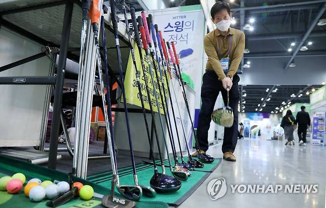 '장갑없이 치는 그립감 최고예요' (고양=연합뉴스) 지난달 28일 경기도 고양시 킨텍스에서 열린 '2021 대한민국 우수상품전시회'에서 한 참가업체 대표가 장갑이 필요 없는 자사 제품을 선보이며 홍보하고 있다. 2021.10.28