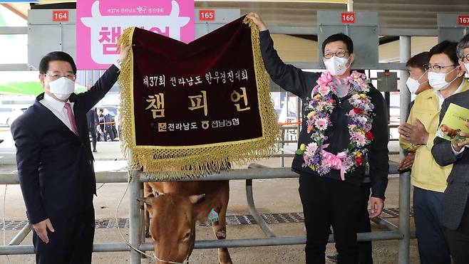 종합챔피언상 받은 장명국씨 [전남도 제공·재판매 및 DB 금지]