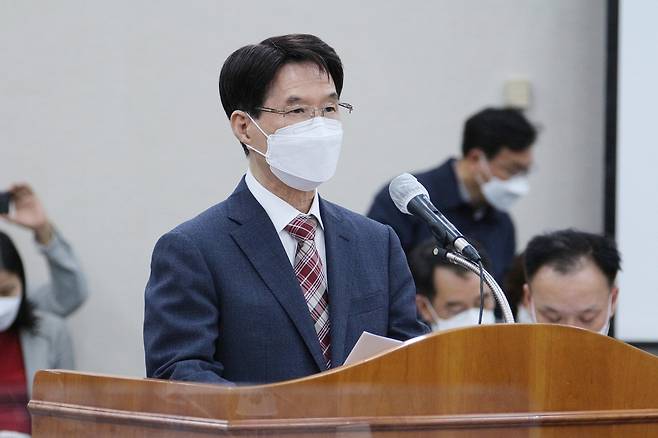 질의에 답변하는 김용학 부산도시공사 사장 후보자 [부산시의회 제공·재판매 및 DB 금지]