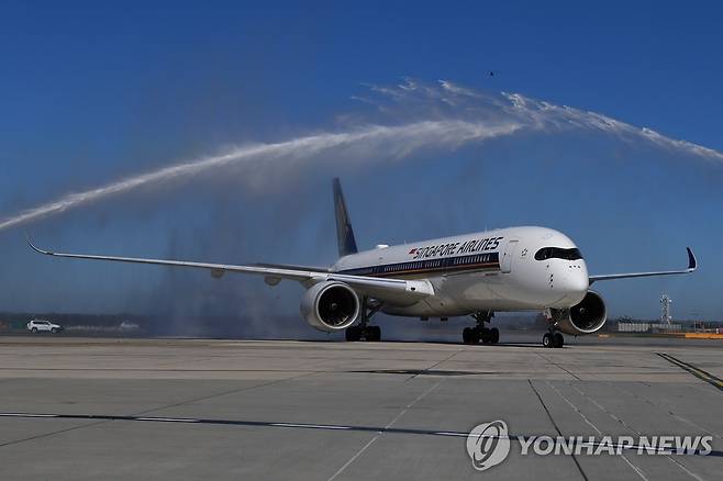 코로나19로 닫혔던 호주 공항 '활짝'  (멜버른 EPA=연합뉴스) 호주가 신종 코로나바이러스 감염증(코로나19)으로 닫았던 공항을 연 1일 싱가포르에서 출발한 비행기가 멜버른 공항에 도착하고 있다. 2021.11.1 photo@yna.co.kr