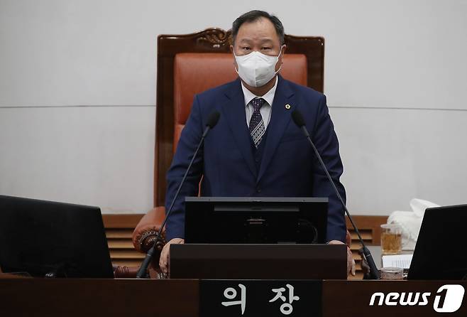 김인호 서울시의회 의장이 1일 오후 서울 중구 세종대로 서울특별시의회에서 열린 제303회 정례회 개회식에서 개회사를 하고 있다. 2021.11.1/뉴스1 © News1 박정호 기자
