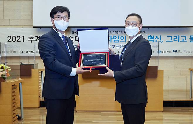 고창성(왼쪽) 한국 SCM학회 이사장·김명규 쿠팡 물류정책 전무(쿠팡 제공)© 뉴스1