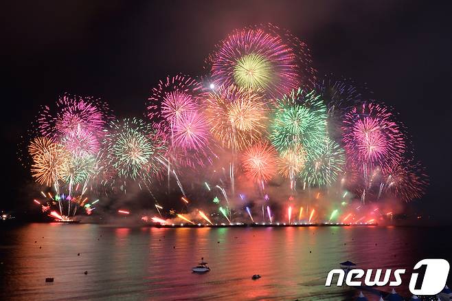 2018년 경북 포항 영일대해수욕장에서 펼쳐진  포항국제불빛축제 메인 행사인 그랜드 반짝반짝 퐝퐝쇼 모습.(뉴스1 자료).20뉴스1 © News1 최창호 기자