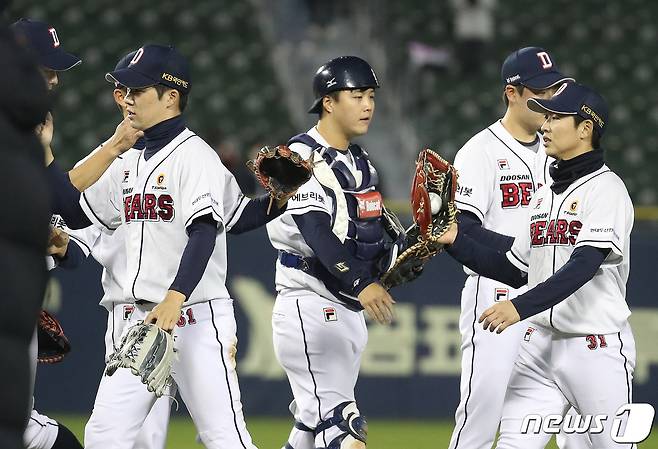 2일 오후 서울 송파구 잠실야구장에서 열린 프로야구 '2021 신한은행 SOL KBO 포스트시즌‘ 와일드카드 결정전 2차전 키움 히어로즈와 두산 베어스의 경기에서 두산 선수들이 하이파이브를 나누고 있다. 이날 경기는 두산이 키움을 상대로 16-8로 승리했다. 2021.11.2/뉴스1 © News1 임세영 기자