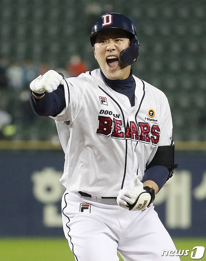 2일 오후 서울 송파구 잠실야구장에서 열린 프로야구 '2021 신한은행 SOL KBO 포스트시즌‘ 와일드카드 결정전 2차전 키움 히어로즈와 두산 베어스의 경기 1회말 2사 2,3루 상황 두산 양석환이 키움 정찬헌을 상대로 2타점 적시타를 치고 환호하고 있다. 2021.11.2/뉴스1 © News1 임세영 기자