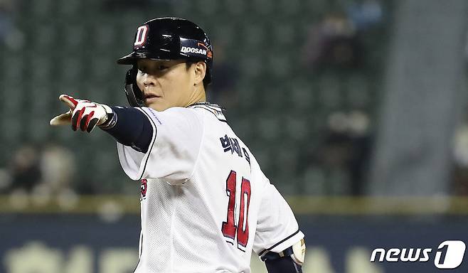 2일 오후 서울 송파구 잠실야구장에서 열린 프로야구 '2021 신한은행 SOL KBO 포스트시즌‘ 와일드카드 결정전 2차전 키움 히어로즈와 두산 베어스의 경기 6회말 1사 2,3루 상황 두산 박세혁이 2타점 적시타를 치고 세리머니를 하고 있다. 2021.11.2/뉴스1 © News1 임세영 기자