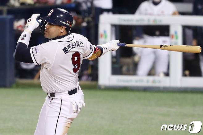 2일 오후 서울 송파구 잠실야구장에서 열린 프로야구 '2021 신한은행 SOL KBO 포스트시즌‘ 와일드카드 결정전 2차전 키움 히어로즈와 두산 베어스의 경기에서 4회말 2사 주자 1,2루 상황 두산 페르난데스가 1타점 적시타를 치고 있다. 2021.11.2/뉴스1 © News1 민경석 기자