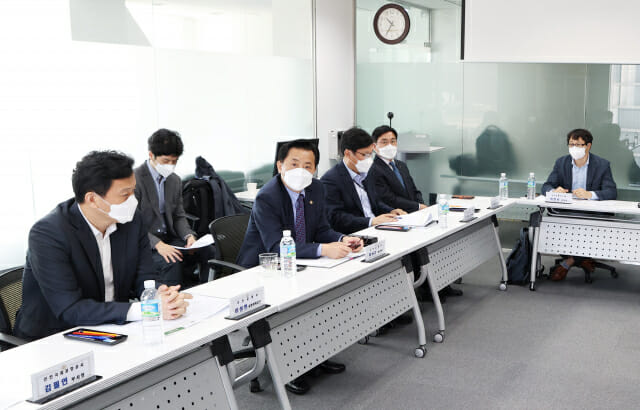 황성규 국토교통부 차관(왼쪽 두 번째)이 '공항 전문가 양성을 위한 관계기관 간담회'를 주재하고 잇다.