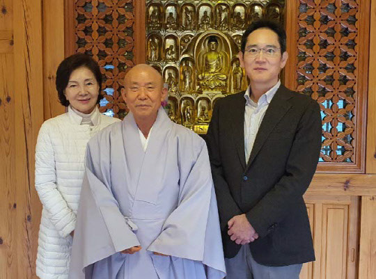 이재용(맨 오른쪽) 삼성전자 부회장과 모친 홍라희 전 리움미술관장이 지난 1일 경남 합천군 해인사를 찾아 방장 스님과 촬영하고 있다. [해인사 제공]