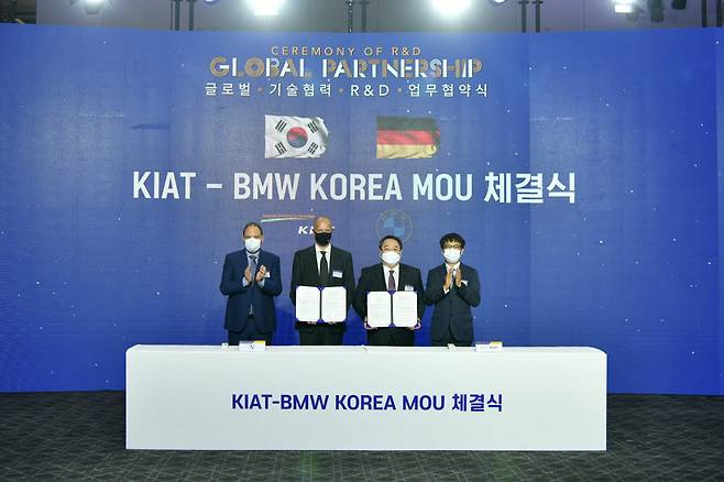 BMW그룹코리아가 한국산업기술진흥원(KIAT)과 미래 모빌리티 기술협력을 위한 업무협약을 체결했다.