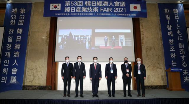 2일 오후 서울 중구 롯데호텔에서 열린 제53회 한일 경제인 회의에 참석한 김윤 한일경제협회장, 여한구 산업통상자원부 통상교섭본부장, 아이보시 고이치 주한 일본대사, 이인용 삼성전자 사장 등이 기념촬영을 하고 있다. 뉴시스