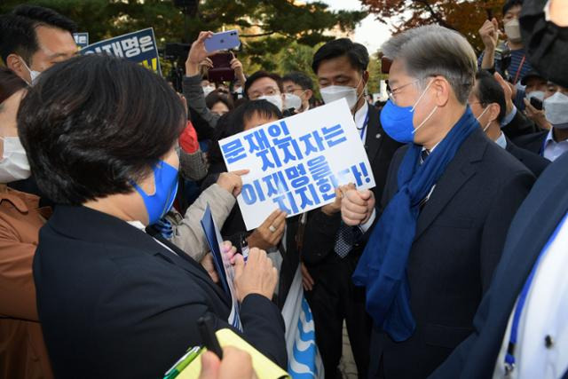 이 후보가 2일 서울 송파구 올림픽공원 KSPO에서 선대위 출범식이 끝난 후 지지자들과 만나 인사하고 있다. 국회사진기자단