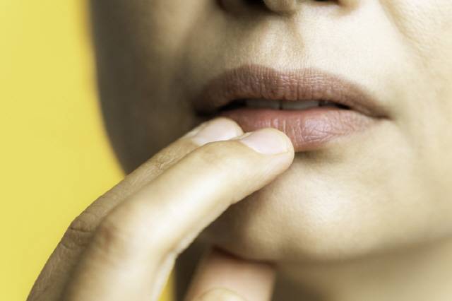 헤르페스성 구내염이 무조건 성생활과 관련 있는 것은 아니다./사진=게티이미지뱅크