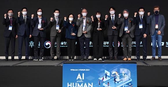 'AI 위드 휴먼(AI With Human)'을 주제로 '아이포럼 2021'이 2일 서울 드래곤시티호텔 그랜드볼룸 한라홀에서 개최된 가운데 포럼에 앞서 '제2회 아이뉴스24 소셜DNA시상식'이 열렸다. (왼쪽부터)박원재 NIA 부원장, 조경식 과학기술정보통신부 제2차관, '혁신상' 김선우 딥바이오 대표, '대상' 이주완 메가존클라우드 대표, '공로상' 김혜선 KISTI 오픈액세스센터장, '공로상' 이민석 이노베이션아카데미 학장, '협력상' 최유진 클라썸 대표, '포용상' 공경철 엔젤로보틱스 대표, '안전상' 탁성범 네이버클라우드 기술이사, 정승 NIPA 경영전략실장, 이창호 아이뉴스24 대표이사가 기념사진을 촬영하고 있다.