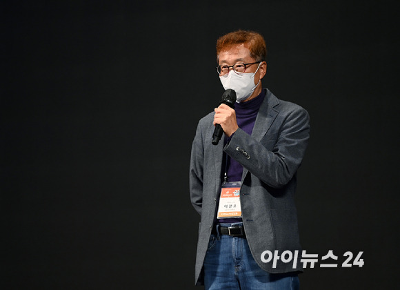 'AI 위드 휴먼(AI With Human)'을 주제로 AI 기술의 현주소를 살펴보고 미래 발전 방향을 제시하는 한편, 인간과 AI의 공존을 탐구해보는 '아이포럼 2021'이 2일 서울 드래곤시티호텔 그랜드볼룸 한라홀에서 개최됐다. 이창호 아이뉴스24 대표이사부회장이 개회사를 하고 있다.