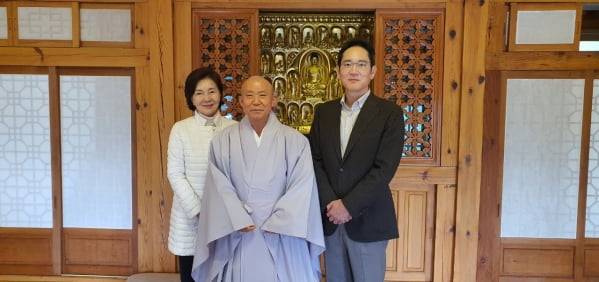 이재용 삼성전자 부회장과 모친 홍라희 전 리움미술관장이 삼성전자 창립 52주년 기념일인 지난 1일 경남 합천군 해인사를 찾아 방장 스님과 촬영하고 있다. 2021.11.2 [사진=해인사 제공]