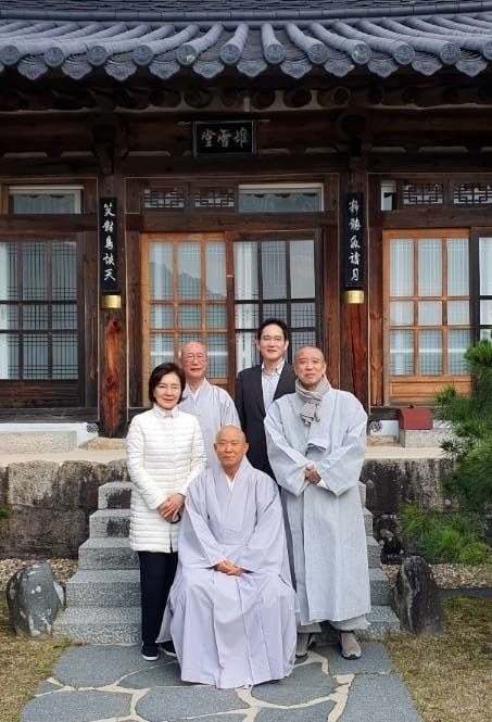 이재용 삼성전자 부회장과 모친 홍라희 전 리움미술관장이 삼성전자 창립 52주년 기념일인 지난 1일 경남 합천군 해인사를 찾아 방장 스님, 주지 스님, 원택 스님과 촬영하고 있다. 2021.11.2 [사진=해인사 제공]