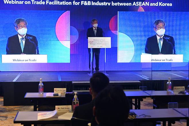 ASEAN Korea Centre Secretary-General Kim Hae-yong delivers opening remarks at a webinar on trade facilitation for the food and beverage industry at Four Seasons Hotel on Oct. 27. (Sanjay Kumar/Korea Herald)